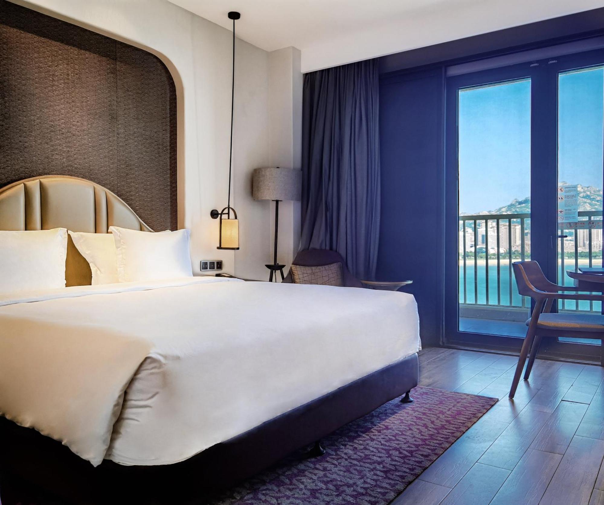 Готель Crowne Plaza Qingdaoorientalmoviemetropolis By Ihg Екстер'єр фото