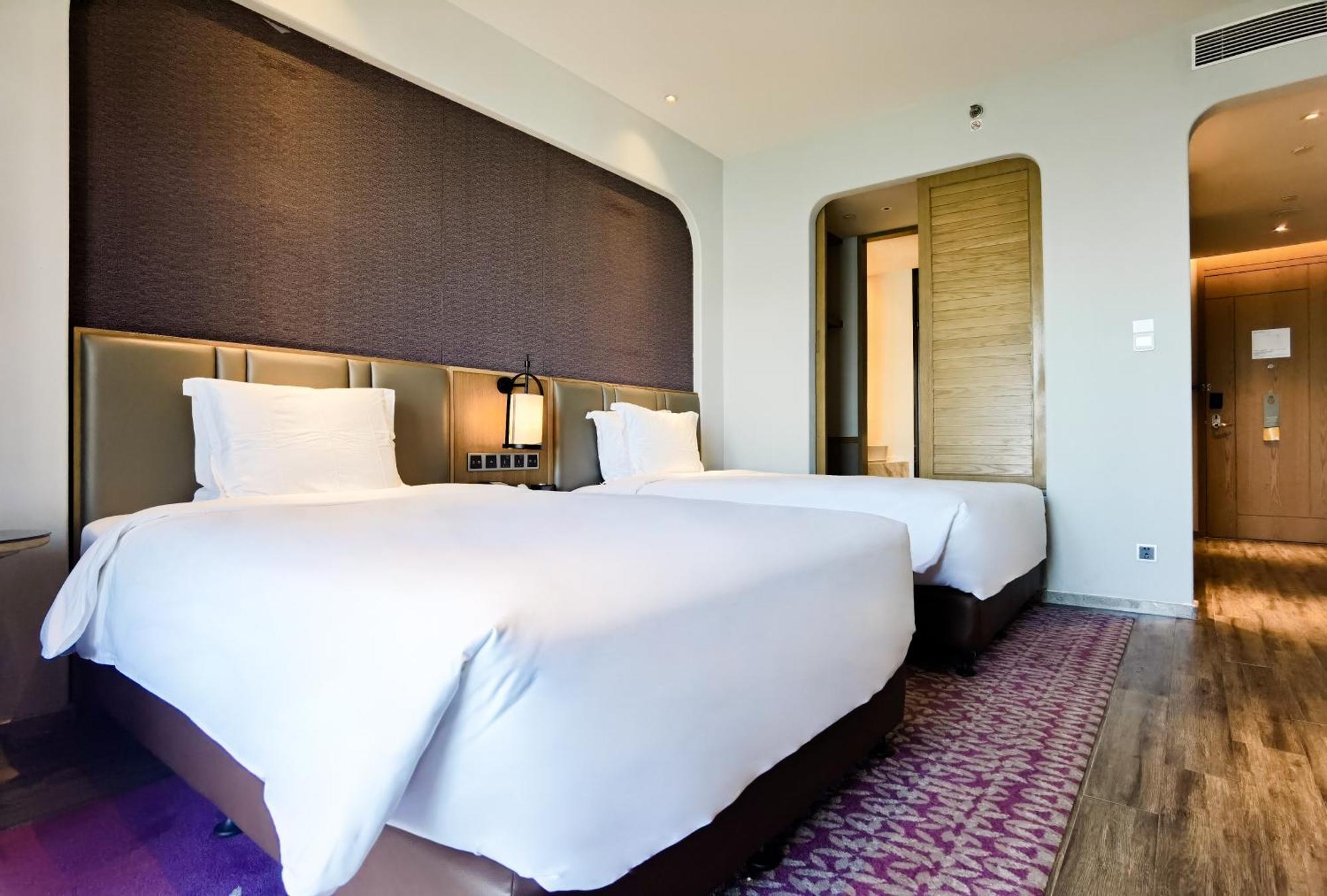 Готель Crowne Plaza Qingdaoorientalmoviemetropolis By Ihg Екстер'єр фото